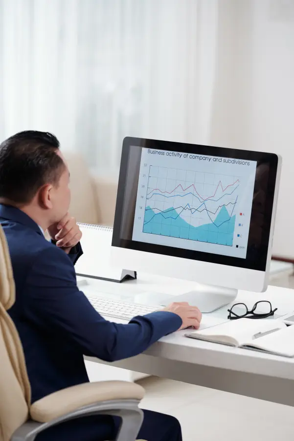 Nederlandse zakenman analyseert datagedreven dashboards voor business intelligence