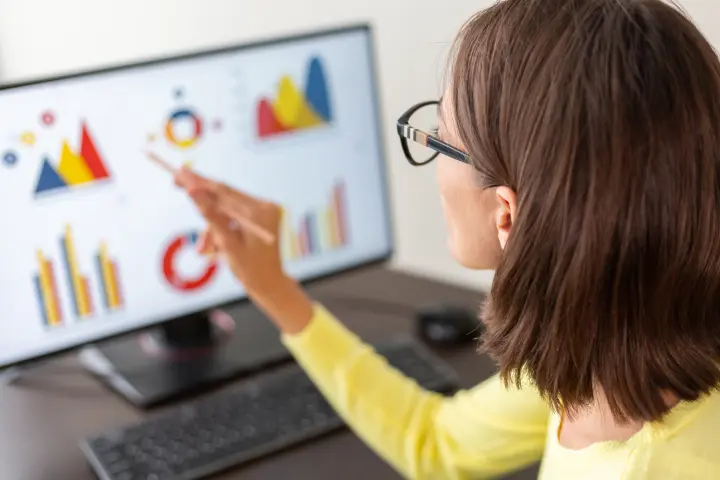 Datavisualisatie dashboard met verschillende grafieken, charts en analytics